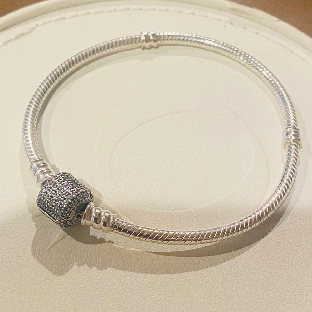 Pandora bracelet with sparkle clasp